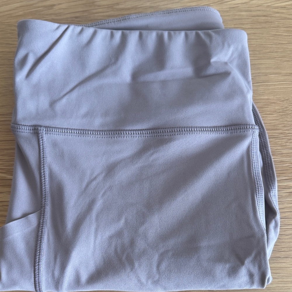 Vuori Women's Leggings in Light Taupe, size large, like new